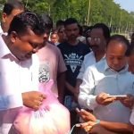 বানারহাটে বন্যাদুর্গতদের পাশে তৃণমূল সাংসদ প্রকাশ চিক বড়াইক