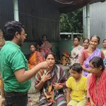 দুর্ঘটনাগ্রস্ত পরিবারের পাশে দাঁড়ালেন ‘গরিবের রবিনহুড’