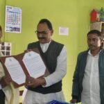 ‘উন্নয়নের পাঁচালি’ সম্মাননা স্মারক প্রদান ড. ওবাইদুর রহমানকে