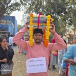 ফুলের মালা দিয়ে নথির বোঝা মাথায় নিয়ে হেয়ারিংয়ে ভাঙড়ের যুবক, নির্বাচন কমিশনের বিরুদ্ধে অভিনব প্রতিবাদ