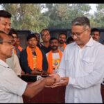 পথে পথে ভালোবাসা, সিউড়িতে অভিনব জনসংযোগে বিজেপি প্রার্থী জগন্নাথ চট্টোপাধ্যায়
