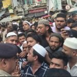রাস্তা জুড়ে নামাজ পড়া বন্ধ করতে রাজাবাজারে পুলিশি অভিযান