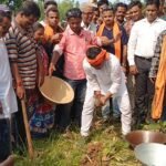 বড়জোড়া বিধানসভার বিধায়ক বিল্লেশ্বর সিংহ নিজে মাটি কেটে ১০০ দিনের কাজের সূচনা করলেন