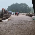 টানা ভারী বৃষ্টিতে জলমগ্ন মাল ব্লক, ভোগান্তিতে রাজার চা বাগানের কেশর লাইনের বাসিন্দারা