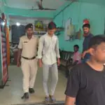 আবগারি কর্মী সেজে চায়ের দোকানে হানা