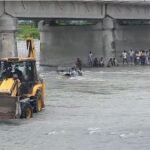 পুলিশের ধাওয়ায় মাঝ নদীতে পাথরবোঝাই ট্রাক্টর ফেলে চম্পট